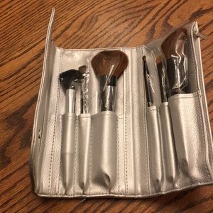 NEW Set of 6 make up brushes in folded pouch
